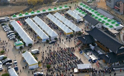 주차장을 행사장으로 변경활용한 '이천 백사 산수유꽃 축제' 현장.(사진=유인선 기자)