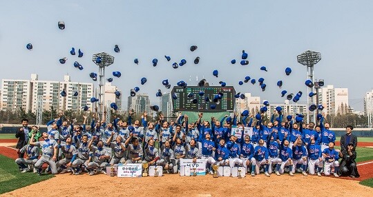 우승에 실패한 덕수중 선수들도 실망감을 드러내기보다 서로를 격려하고 웃으며 대회를 마무리했다. 사진=최준필 기자