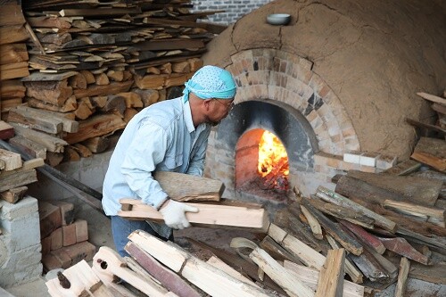 '이천 도자기축제' 전통가마 불 지피기. 사진= 이천시청 제공