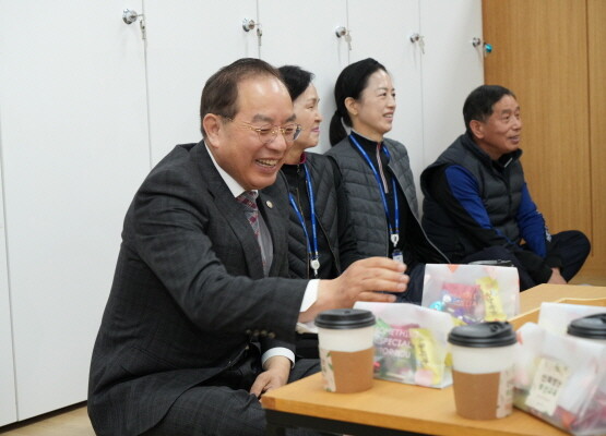 하윤수 교육감이 학교 근무 환경미화원들과 간담회를 갖는 장면. 사진=부산시교육청 제공