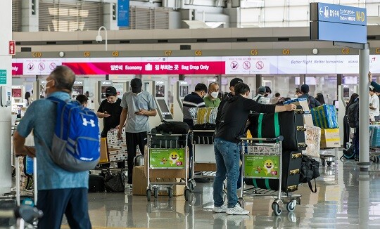 여행객으로 붐비는 인천국제공항 제1여객터미널 출국장 모습. 사진=최준필 기자