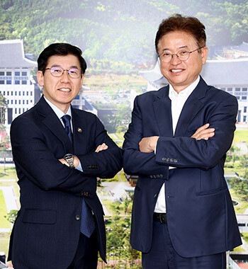 최상대 기획재정부 차관(왼쪽)이 7일 경북도 방문해 이철우 지사와 기념촬영을 하고 있다. 사진=경북도 제공