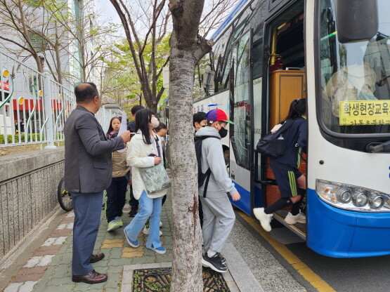 4월 4일 진행된 첫 차량 지원 모습. 사진=부산시교육청 제공