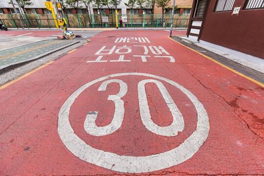 서울의 한 초등학교 앞 도로에 '어린이 보호구역 30km' 표지가 설치돼 있다. 기사 특정 내용과 관련 없음. 사진=최준필 기자