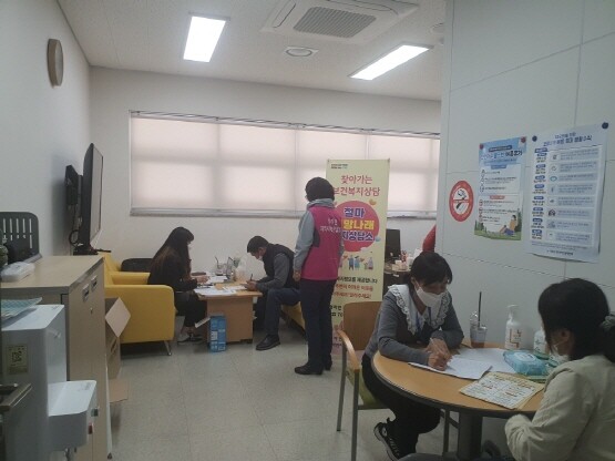 ‘찾아가는 희망나래 복지상담소’ 운영 모습. 사진=기장군 제공