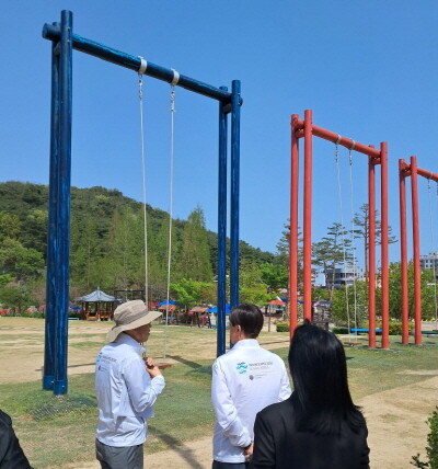 정종복 군수가 전통그네를 점검하는 모습. 사진=기장군 제공