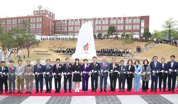 16일 오전 10시 대구상원고등학교에서 강은희 대구시교육감, 이영애 대구시의회 부의장, 박대병 총동창회장 등 주요 내빈들이 테이프 커팅에 앞서 기념촬영을 하고 있다. 사진=대구교육청 제공