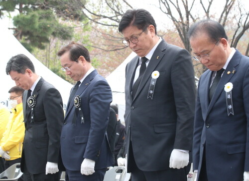 도성훈 인천광역시교육감은 세월호 참사 희생자 9주기 추모식에 참석해 유가족을 위로하고 희생자를 추모했다. 사진=인천시교육청 제공