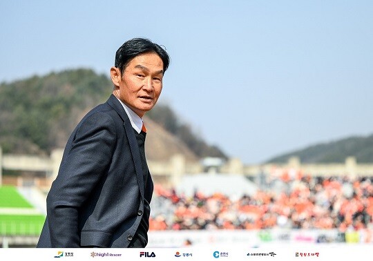 최용수 강원 FC 감독은 산불 피해 복구 성금 3000만 원을 기부했다. 사진=강원 FC 제공