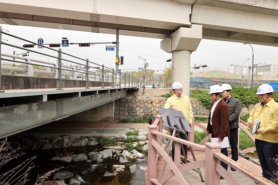 이상일 용인특례시장이 17일 처인구 역북동 첫다리교 현장을 찾아 안전 실태를 점검하고 있다. 사진=용인특례시 제공