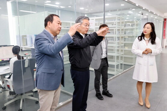 옵트바이오 방문 모습. 김종호 기술보증기금 이사장(왼쪽 두 번째)과 차훈 (주)옵트바이오 의장(왼쪽 첫 번째). 사진=기보 제공