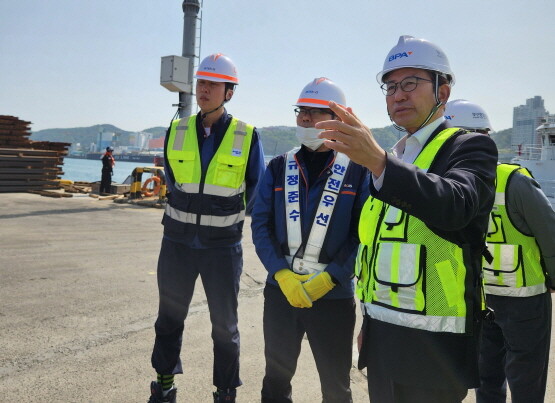 강준석 사장이 감천항 하역 및 공사 현장을 점검하는 모습. 사진=부산항만공사 제공