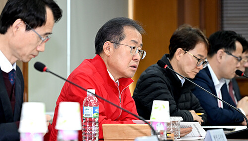 25일 오후 대구시청 산격청사에서 대구경북통합신공항특별법(이하 신공항특별법) 통과에 따른 실·국별 후속조치계획에 대한 보고회가 열리고 있다. 이 자리에서 홍준표 시장은 전 실·국이 신공항 관련 업무에 선제적으로 대응하고 업무 추진에 박차를 가할 것을 지시하고 잇다. 사진=대구시 제공