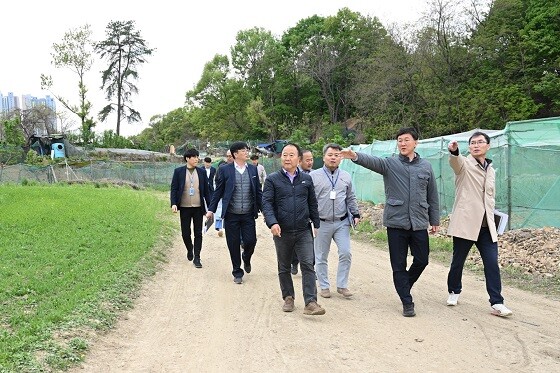 이민근 안산시장이 26일 상록구 사동 제2·3토취장을 방문해 현장을 점검하고 있다. 사진=안산시 제공