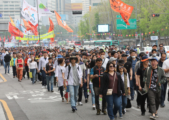 지난 2018년 5월 1일 오후 서울광장에서 '한국사회 노동을 새로 쓰자'를 주제로 '2018 세계노동절대회' 집회가 열리고 있다. 사진=박정훈 기자