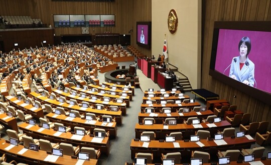 4월 27일 열린 국회 본회의에서 간호법 제정안 표결을 앞두고 간호사 출신 최연숙 국민의힘 의원이 당의 방침과 달리 찬성토론을 하고 있다. 하지만 다른 국민의힘 의원들은 항의의 뜻으로 본회의장에서 퇴장해있고, 야당 의원들만 자리를 지키고 있다. 사진=박은숙 기자