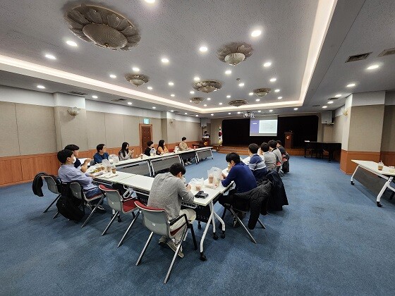 공공부문 개인정보·정보보안 실무협의회에서 참석자가 정보보안 침해사고 대응방안 관련 발표를 하고 있다. 사진=한국석유관리원 제공