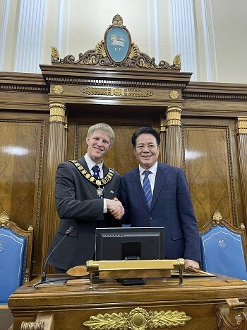 최대호 안양시장이 29일 영국 프레스턴시의회 매튜브라운 의장과 기념촬영하고 있다. 사진=최대호 안양시장 페이스북 캡처