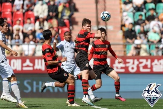 포항스틸러스 수비수 그랜트가 공격에 가담해 헤더 슛을 날리고 있다. 사진=프로축구연맹 제공