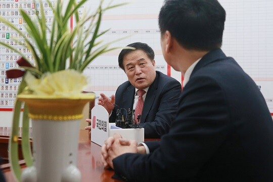 이진복 대통령실 정무수석이 이야기 중인 모습. 사진=국회사진취재단