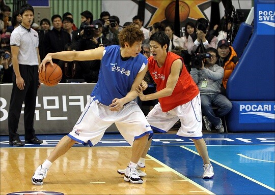 오세근과 김선형은 2011 KBL 신인 드래프트를 통해 데뷔한 베테랑임에도 여전히 리그 최상위 경쟁력을 이어가는 중이다. 사진은 신인 시절 올스타전에서 선보인 오세근(왼쪽)과 김선형의 1 대 1 대결. 사진=KBL 제공