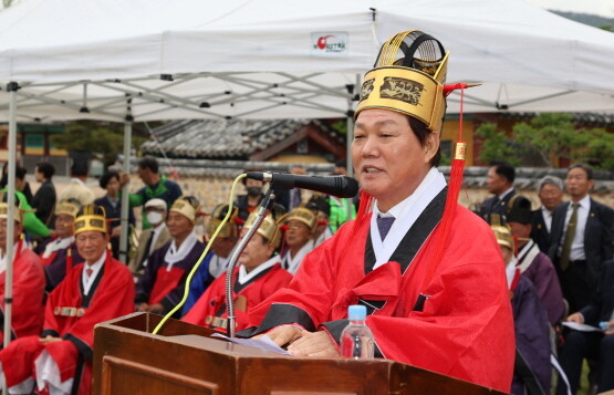 박완수 도지사가 가락국 시조대왕 숭선전 춘향대제를 봉행하는 모습. 사진=경남도 제공