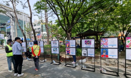 ‘아동학대 예방·인식개선 캠페인’ 진행 모습. 사진=김해시 제공