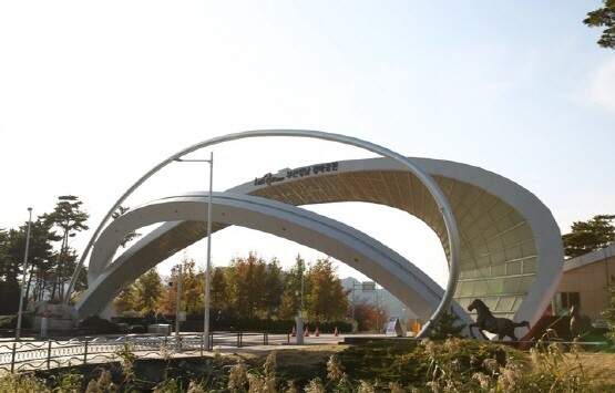 부산경남경마공원 정문 전경. 사진=렛츠런파크 부산경남 제공