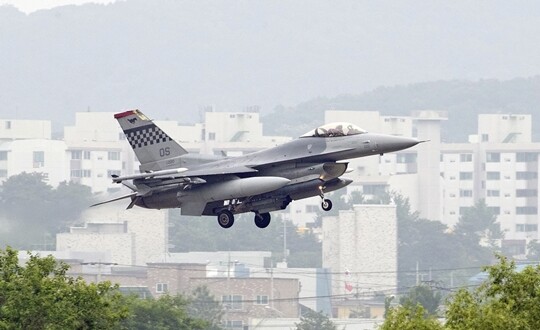 경기도 평택시 미 공군 오산기지 인근에서 F-16 전투기가 초계비행을 마치고 착륙하고 있다. 사진=연합뉴스