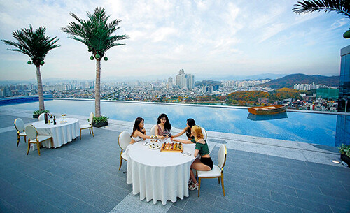 호텔수성 옥상에 자리한 루프탑 온천 수영장. 사진= 호텔수성 제공