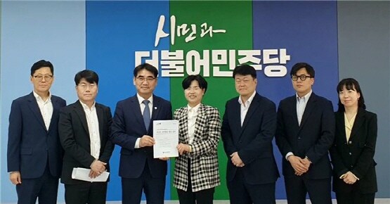 이성권 부산시장(왼쪽 세 번째)이 더불어민주당 부산시당을 찾은 모습. 사진=부산시 제공