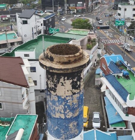 노후 굴뚝 이미지. 사진=경남도 제공