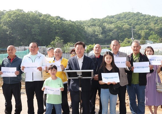 박승원 광명시장은 9일 사업 이전 대상지였던 밤일마을을 찾아 감격에 젖은 주민들과 함께 기념촬영하고 있다. 사진=광명시 제공