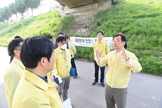 이현재 하남시장이 8일 여름철 풍수해 예방 현장점검을 실시하고 있다. 사진=하남시 제공
