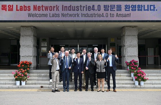이민근 안산시장이 독일 LNI4.0과 업무협약을 체결한 후 기념촬영하고 있다. 사진=안산시 제공