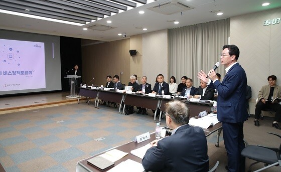 정명근 화성시장이 10일 버스정책토론회에서 인사말을 하고 있다. 사진=화성시 제공