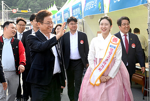 11일 이철우 지사가 영양을 찾아 민선8기 도정방향을 공유하고 도민들의 현장 목소리를 경청하는 세 번째 생생간담회를 갖고 영양산나물축제장에 참석해 부스를 둘러보고 있다. 사진=경북도 제공