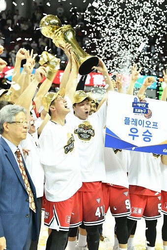 양희종과 오세근은 구단 역사에서 4회 우승 모두를 합작했다. 사진=KBL 제공