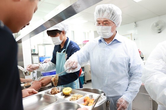 원삼중학교 실내체육관 개관식에 참석 후 배식 봉사에 나선 이상일 용인특례시장. 사진=용인시 제공