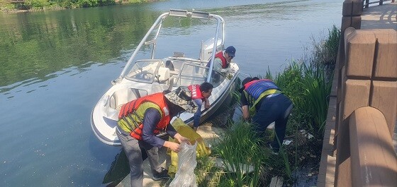포천시가 11일 고모저수지에 대한 환경정화 활동을 펼치고 있다. 사진=포천시 제공