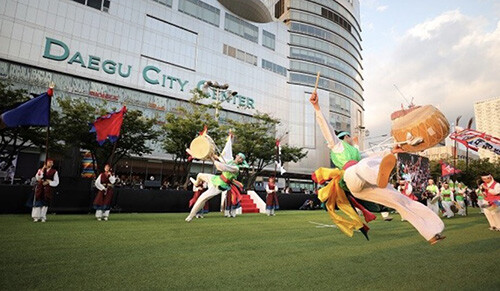 대구 중구 노보텔 앞에서 펼쳐진 대구대평중학교의 날뫼북춤. 사진=남경원 기자