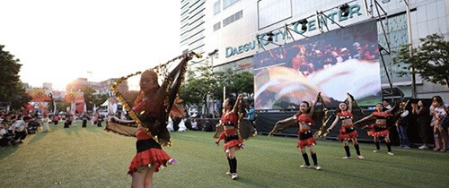 알비나무용단(Albina Group)이 13일 대구 2·28기념중앙공원 앞 특설 무대에서 공연을 선보이고 있다. 사진=남경원 기자