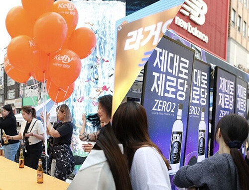 대구 동성로에서 캘리맥주와 제로소주를 즐기는 시민들. 사진=남경원 기자
