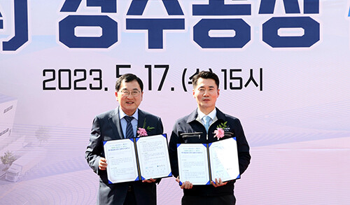 경주시가 17일 경주1공장 준공식이 열린 경주 내남면 명계3산업단지에서 신화에스엠지㈜와 경주2공장 증설 투자 양해각서 체결식을 갖고 기념촬영을 하고 있다. 사진 왼쪽 주낙영 시장. 사진=경주시 제공