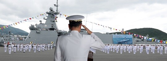 김명수 해군작전사령관이 지난 5월 19일 오후 경남 창원시 진해구 진해 군항에서 열린 해군 신형 호위함 천안함(FFG-826) 취역식에서 한규철 천안함장 등에게 경례받고 있다. 사진=연합뉴스