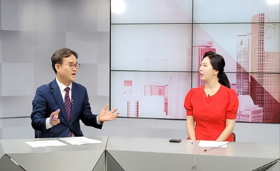 ‘LG헬로비젼’이 마련한 ‘헬로이슈토크’에 출연한 김성훈 부산외대 특임교수(왼쪽). 사진=김성훈 교수