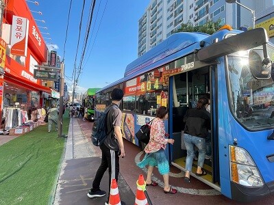 버스가 보도에서 떨어진 곳에서 승객들을 태우고 있다. 차도에 경사판을 내리게 되면 경사가 가팔라져 휠체어가 전복되는 사고로 이어질 수 있다. 서울 강서구 화곡동의 한 버스정류장. 사진=김초영 인턴기자