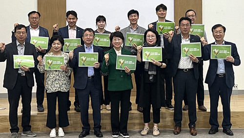 경북도 에너지위원들이 25일 '2023 경상북도 에너지위원회'를 갖고 기념촬영을 하고 있다. 사진=경북도 제공