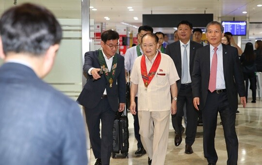 안부수 아태평화교류협회 회장, 리종혁 조선아시아태평양평화위원회 부위원장, 양선길 나노스 대표(앞줄 왼쪽부터), 송명철 조선아시아태평양평화위원회 부실장, 방용철 쌍방울 대표(두 번째 줄 왼쪽부터) 등이 2019 아태평화국제대회 참석을 위해 필리핀 마닐라국제공항에 2019년 7월 24일 입국하고 있다. 사진=경기도 제공