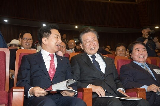 김기현 국민의힘 대표(왼쪽)와 이재명 더불어민주당 대표가 나란히 앉아 있다. 사진=이종현 기자